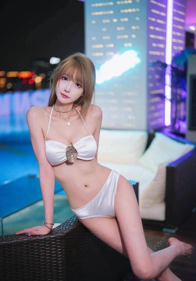 泳装女神辣妹穿搭完美身材太吸睛这曲线谁看了不羡慕啊！