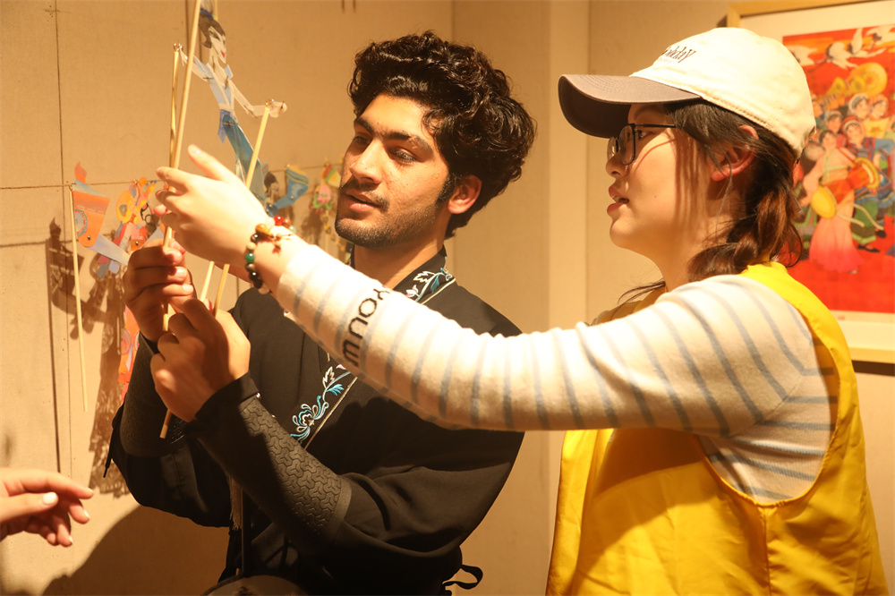 老手艺有了“国际范儿”文化交流美育实践让非遗“活”起来