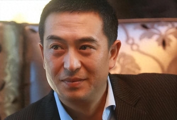 55岁张嘉译近况曝光病痛到行走难直身