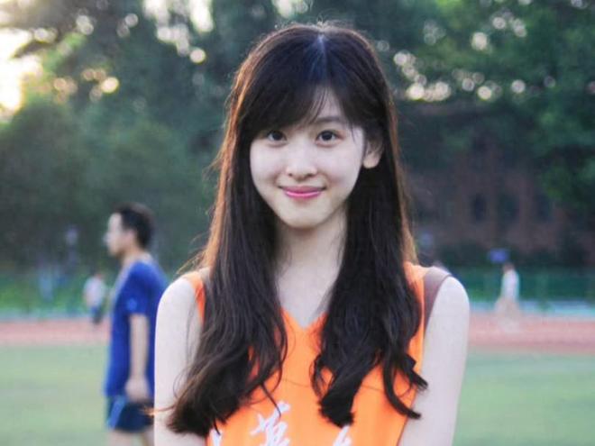 章泽天伦敦看展穿紧身衣瘦到“肋骨外翻”戴70W耳环有主母范